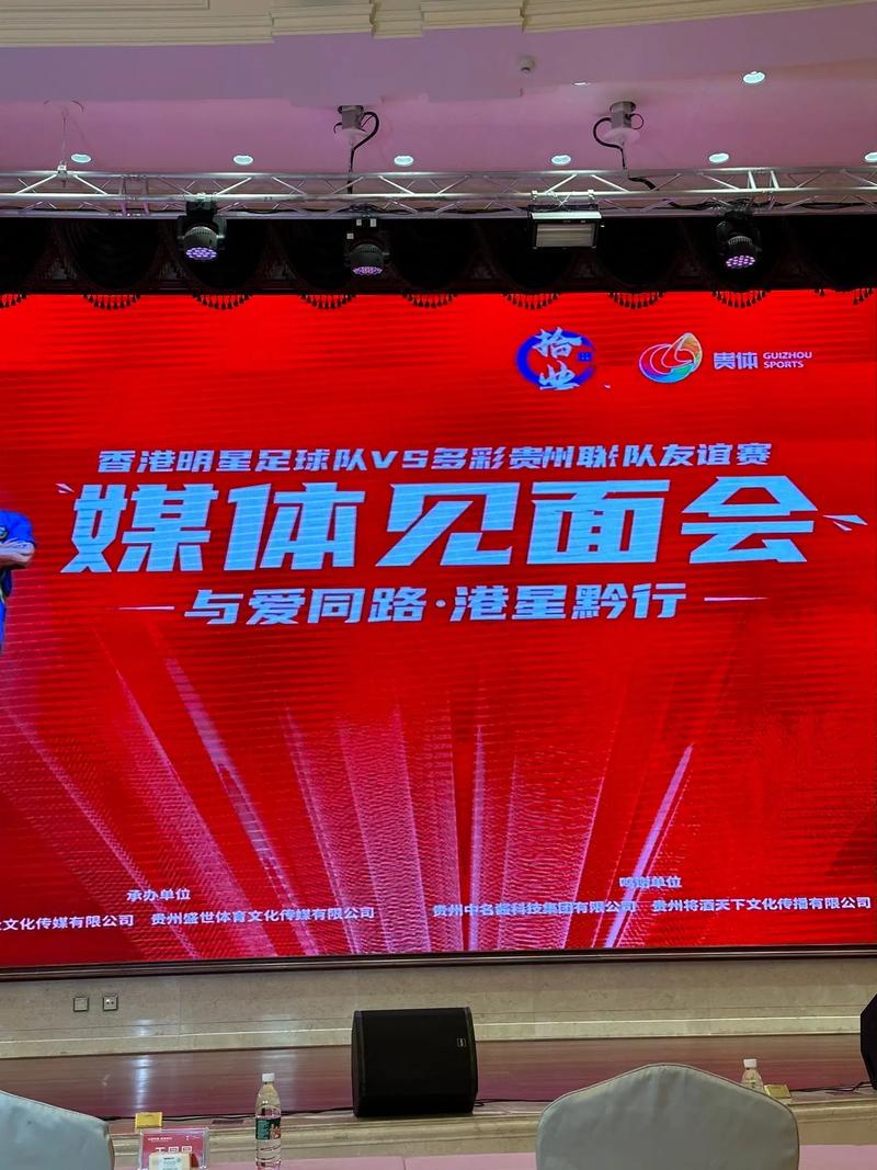 面相大变？那个砸神像、睡坟场“八字命硬”的网红，如今差别太大