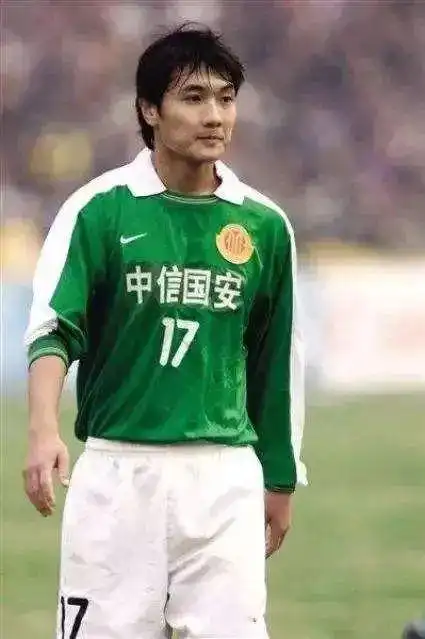 前方直击！国足落地新加坡后当晚训练，伊万带队曾使用过这片场地