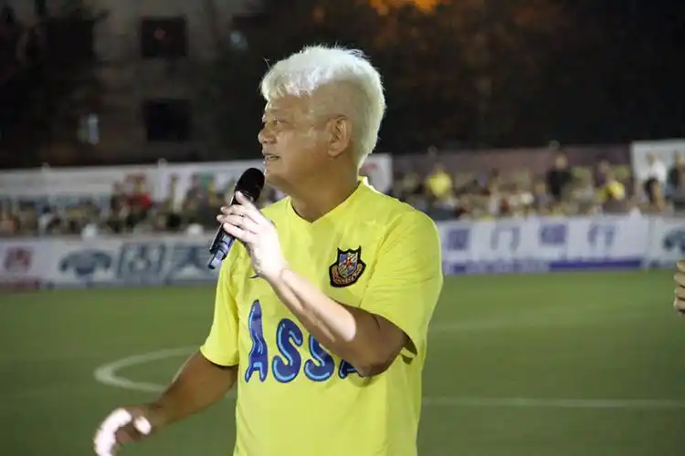 面相大变？那个砸神像、睡坟场“八字命硬”的网红，如今差别太大